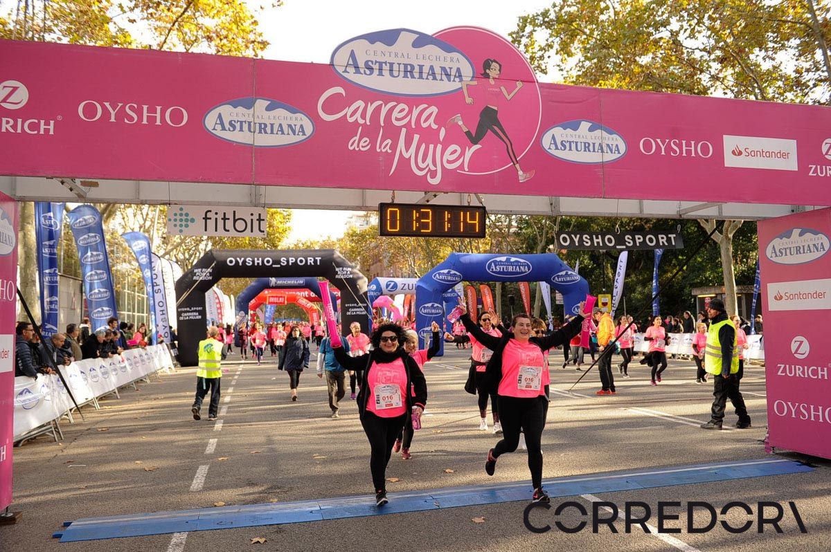 Llegada de la Carrera de la Mujer de Barcelona (ARCO IZQUIERDO 74)