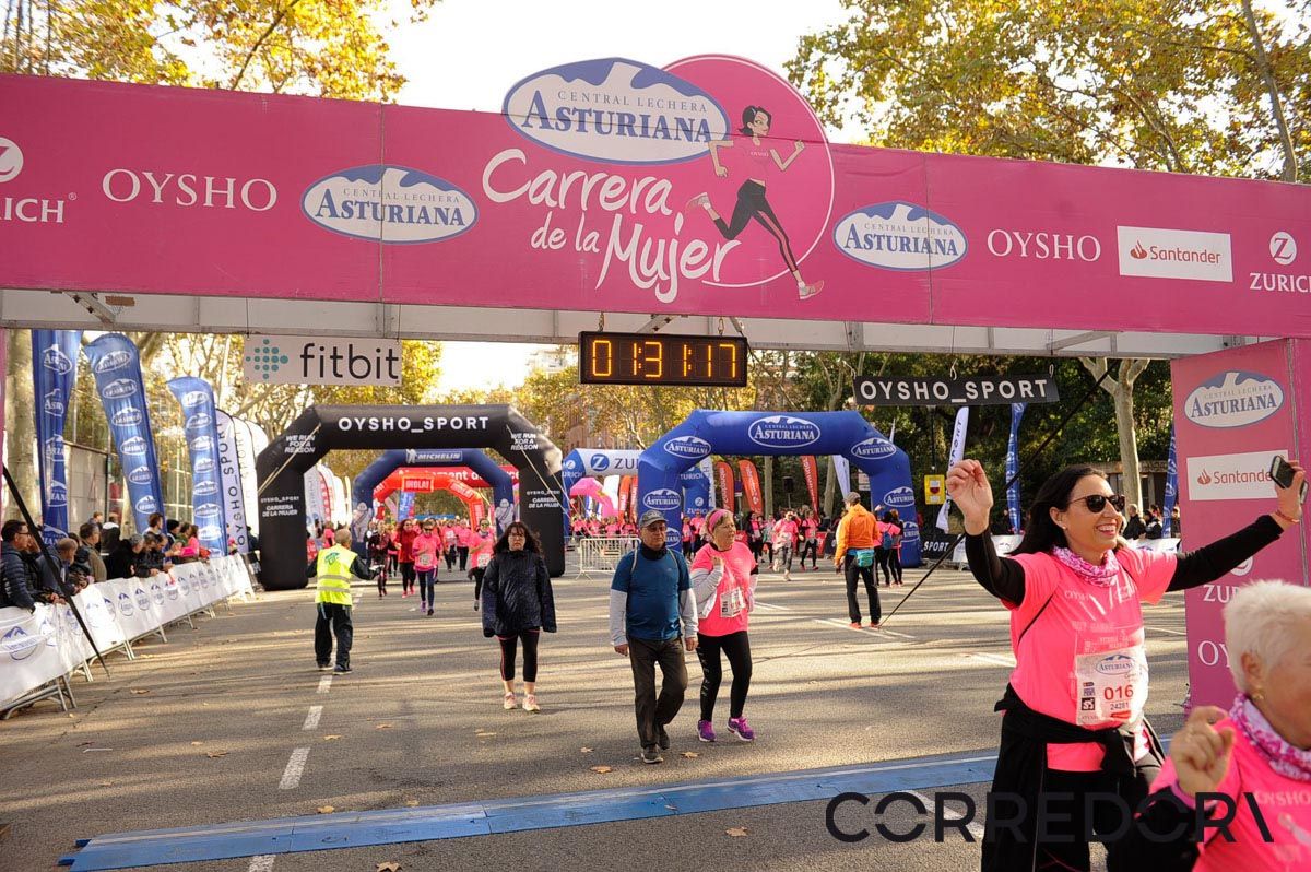 Llegada de la Carrera de la Mujer de Barcelona (ARCO IZQUIERDO 74)