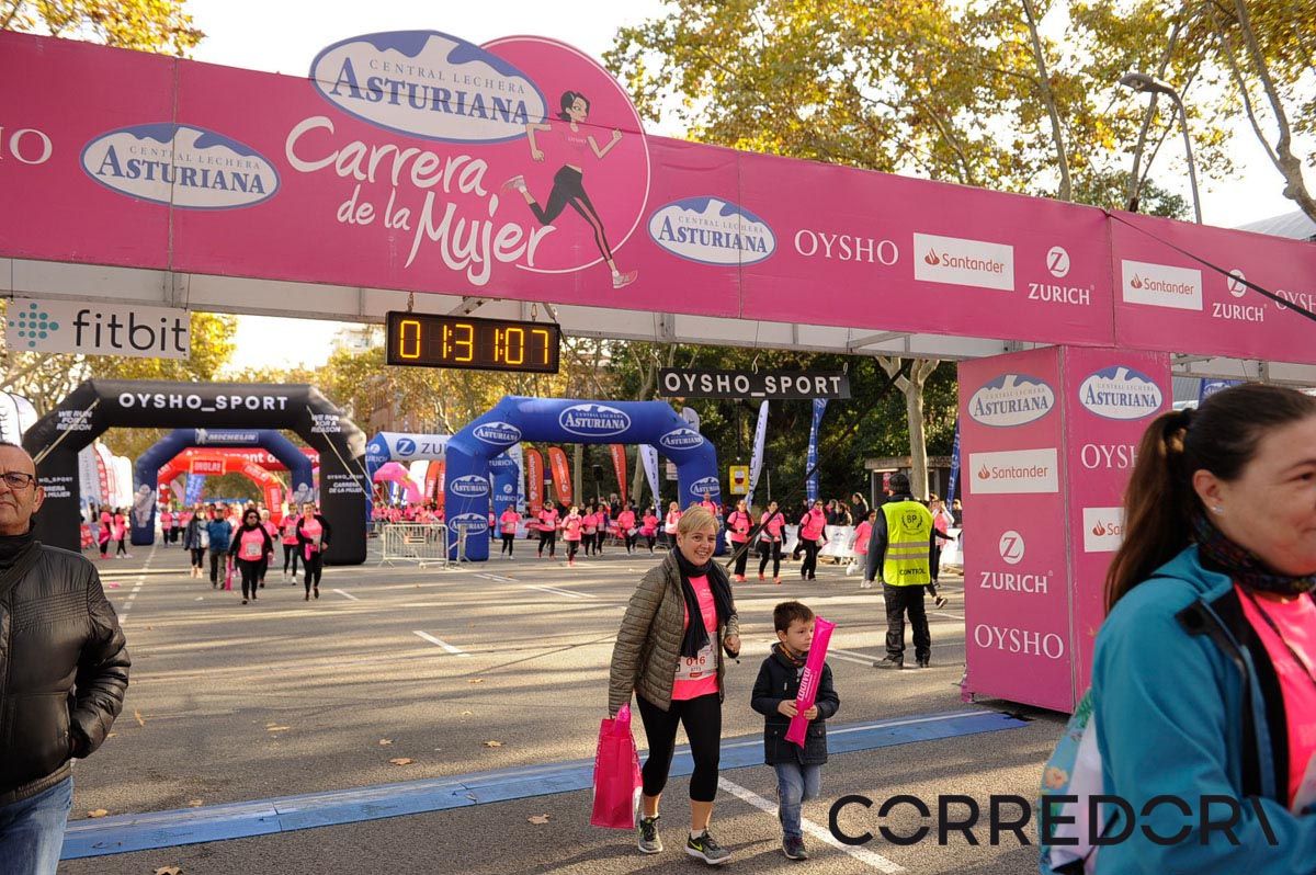 Llegada de la Carrera de la Mujer de Barcelona (ARCO IZQUIERDO 74)