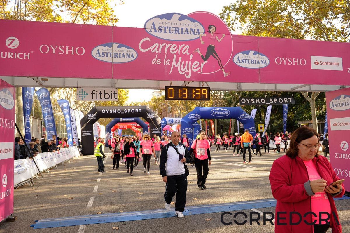 Llegada de la Carrera de la Mujer de Barcelona (ARCO IZQUIERDO 75)