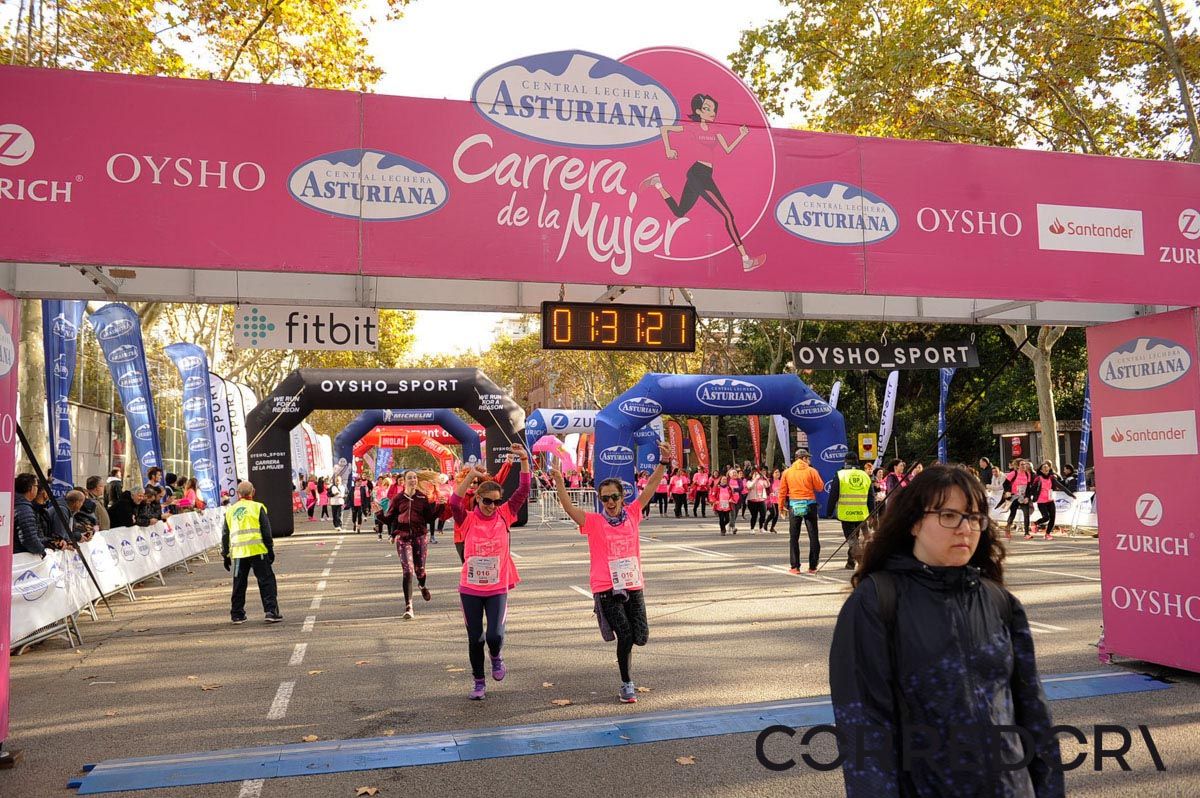 Llegada de la Carrera de la Mujer de Barcelona (ARCO IZQUIERDO 74)