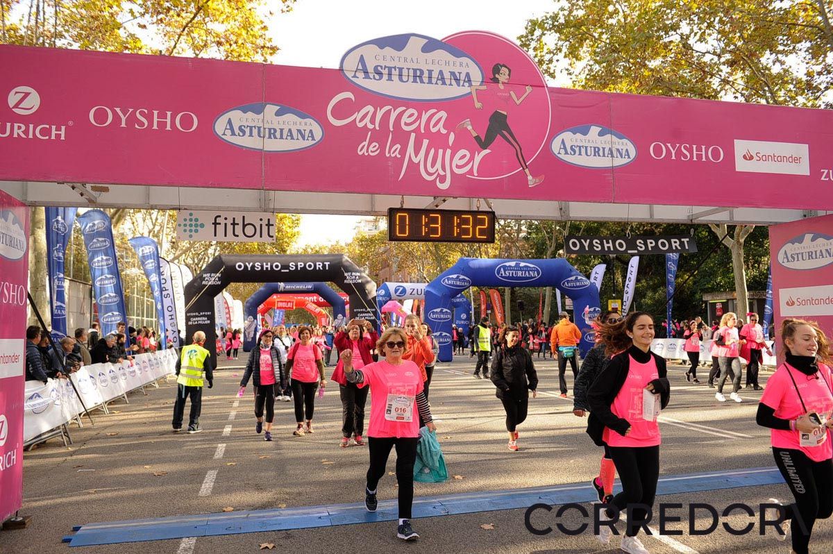 Llegada de la Carrera de la Mujer de Barcelona (ARCO IZQUIERDO 75)