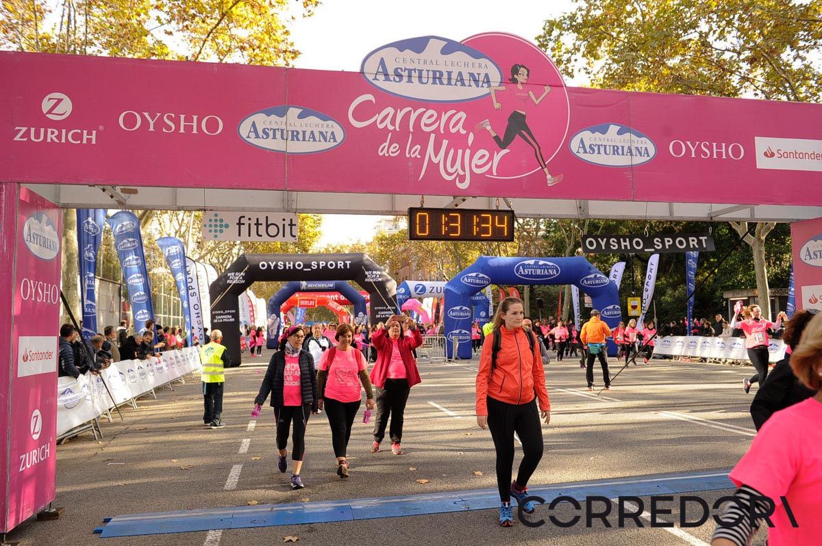 Llegada de la Carrera de la Mujer de Barcelona (ARCO IZQUIERDO 75)