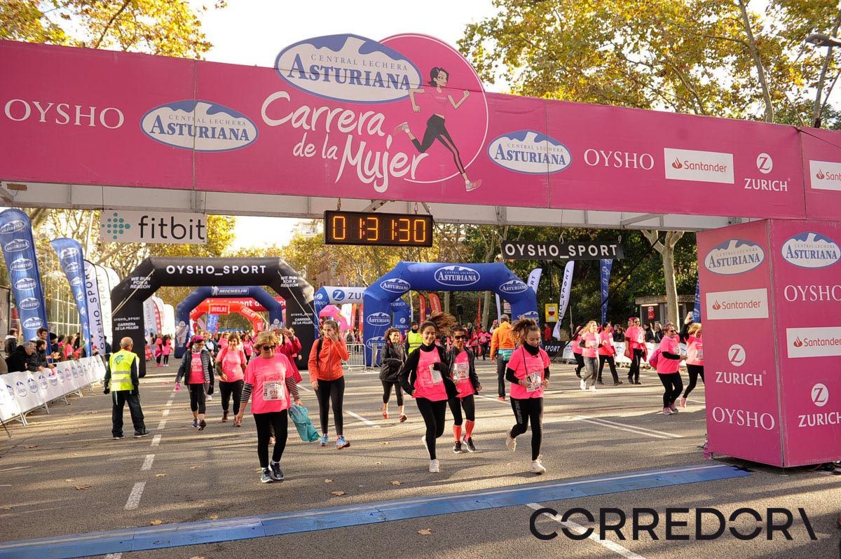 Llegada de la Carrera de la Mujer de Barcelona (ARCO IZQUIERDO 74)