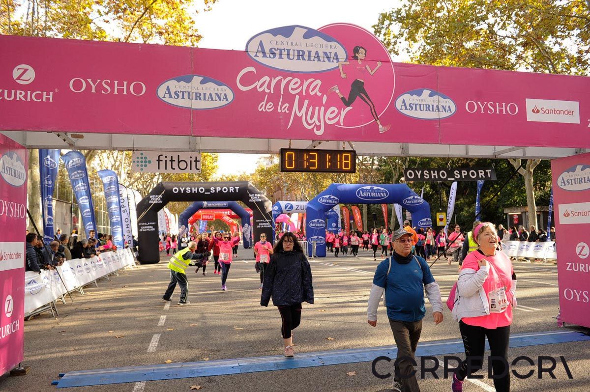 Llegada de la Carrera de la Mujer de Barcelona (ARCO IZQUIERDO 74)