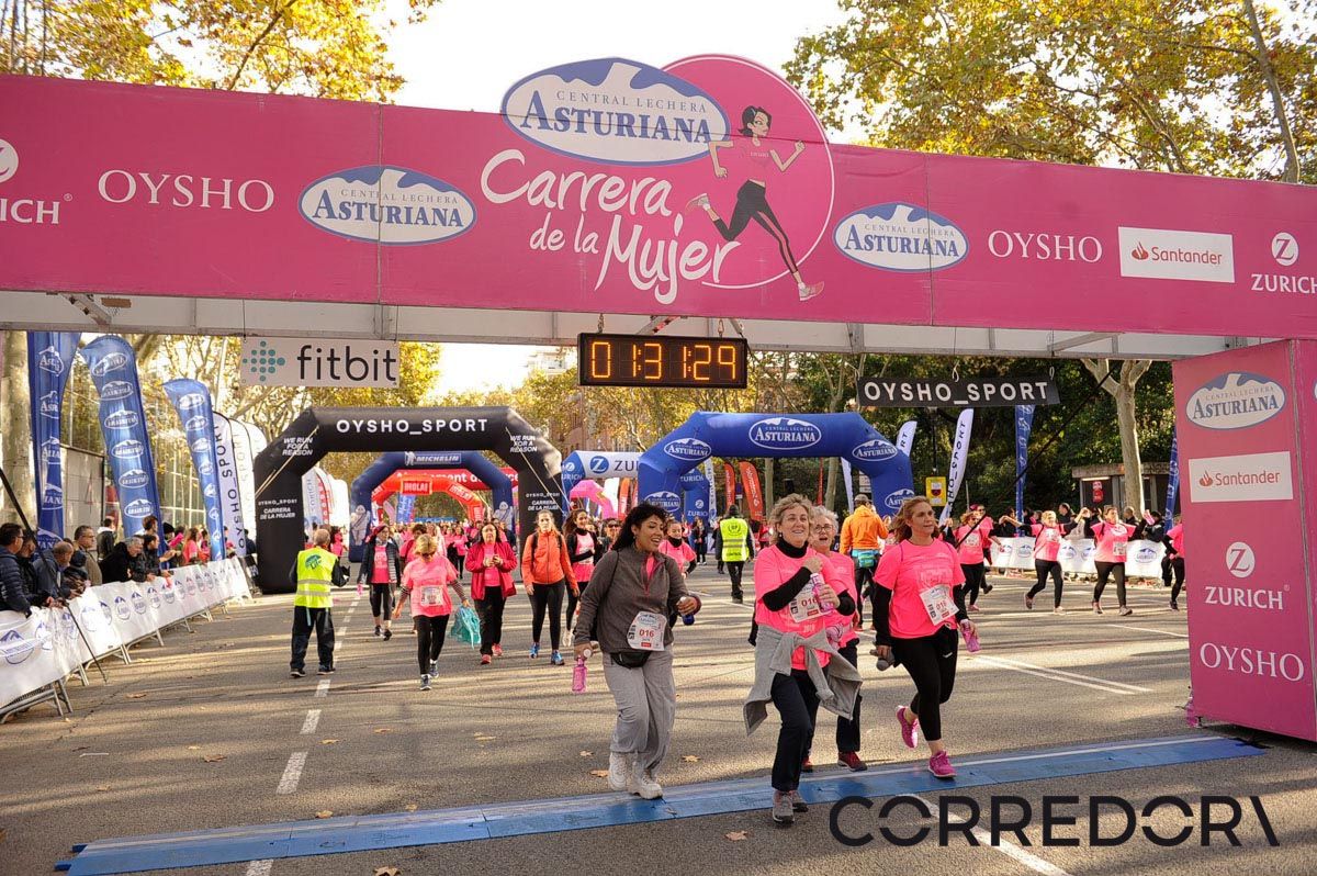 Llegada de la Carrera de la Mujer de Barcelona (ARCO IZQUIERDO 74)