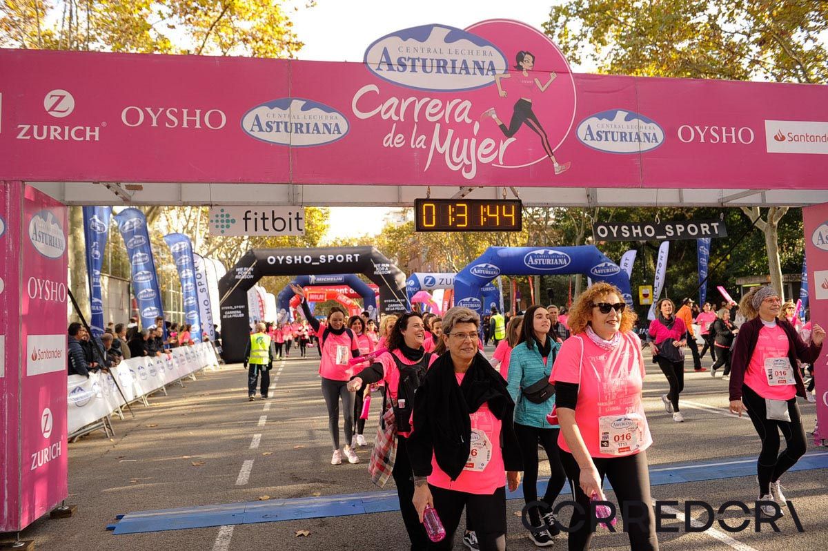Llegada de la Carrera de la Mujer de Barcelona (ARCO IZQUIERDO 75)