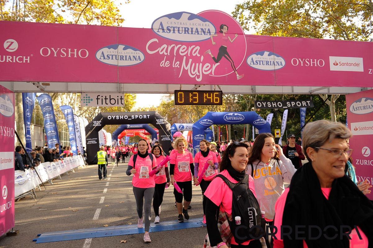 Llegada de la Carrera de la Mujer de Barcelona (ARCO IZQUIERDO 75)
