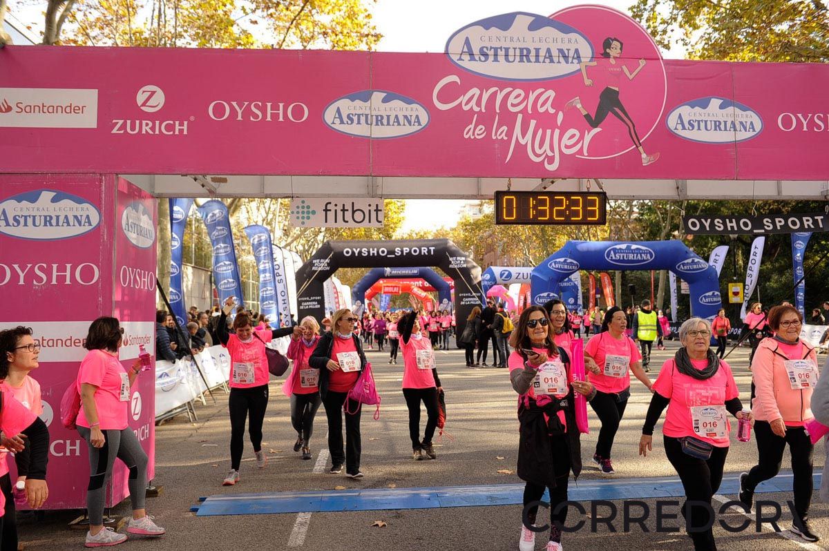Llegada de la Carrera de la Mujer de Barcelona (ARCO IZQUIERDO 76)