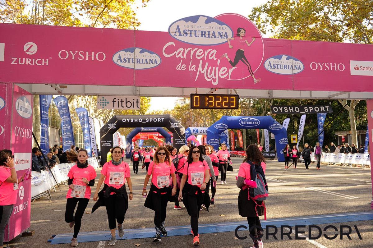Llegada de la Carrera de la Mujer de Barcelona (ARCO IZQUIERDO 76)