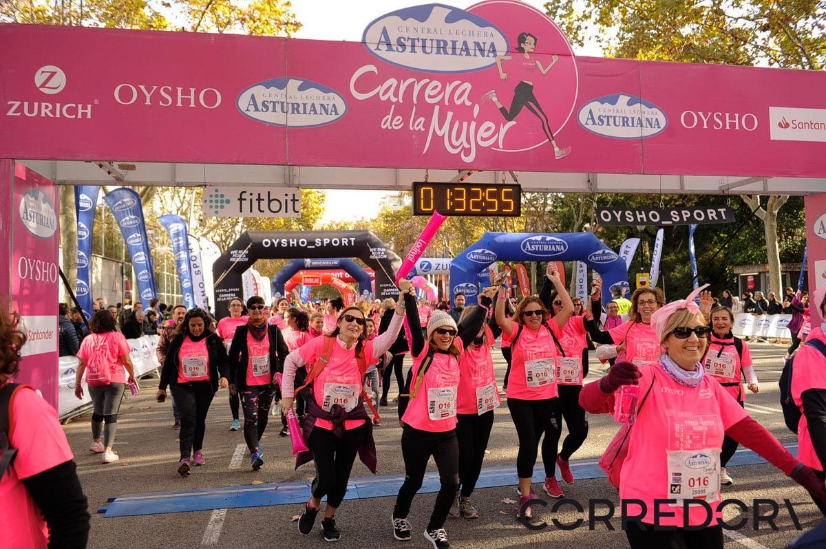 Llegada de la Carrera de la Mujer de Barcelona (ARCO IZQUIERDO 77)