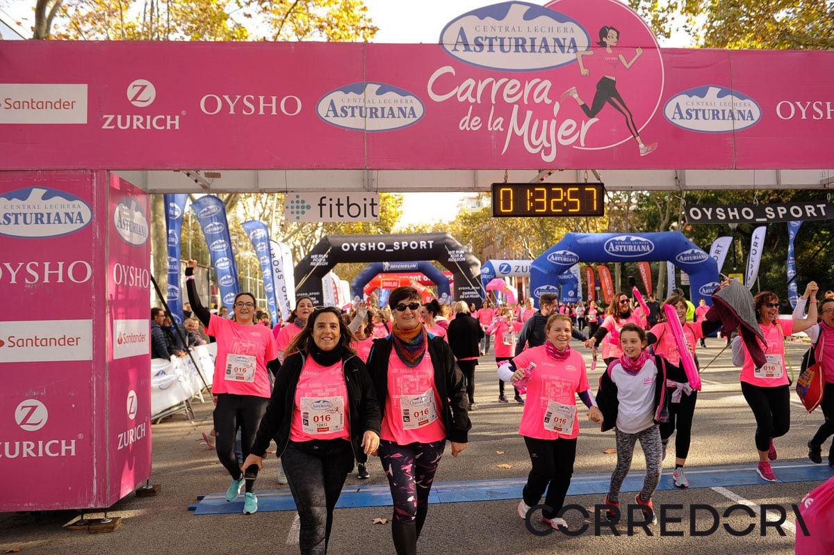 Llegada de la Carrera de la Mujer de Barcelona (ARCO IZQUIERDO 77)