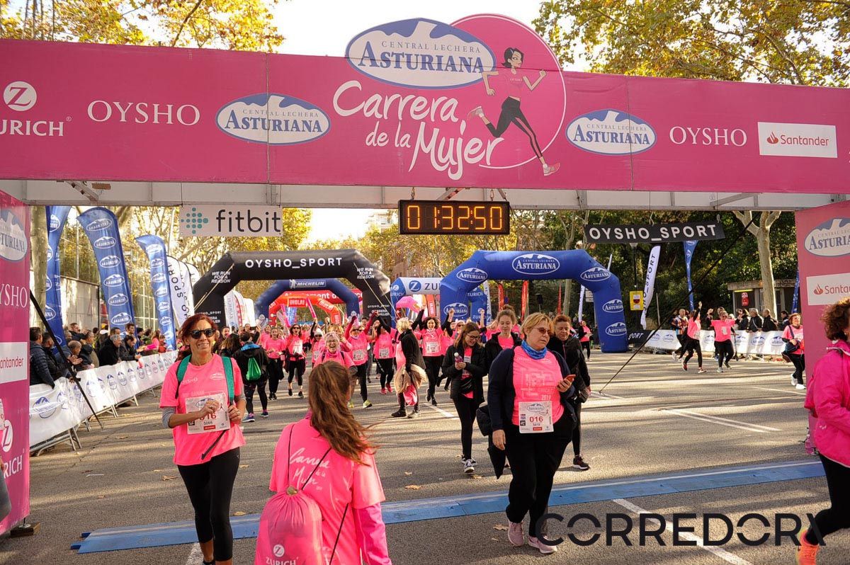 Llegada de la Carrera de la Mujer de Barcelona (ARCO IZQUIERDO 77)