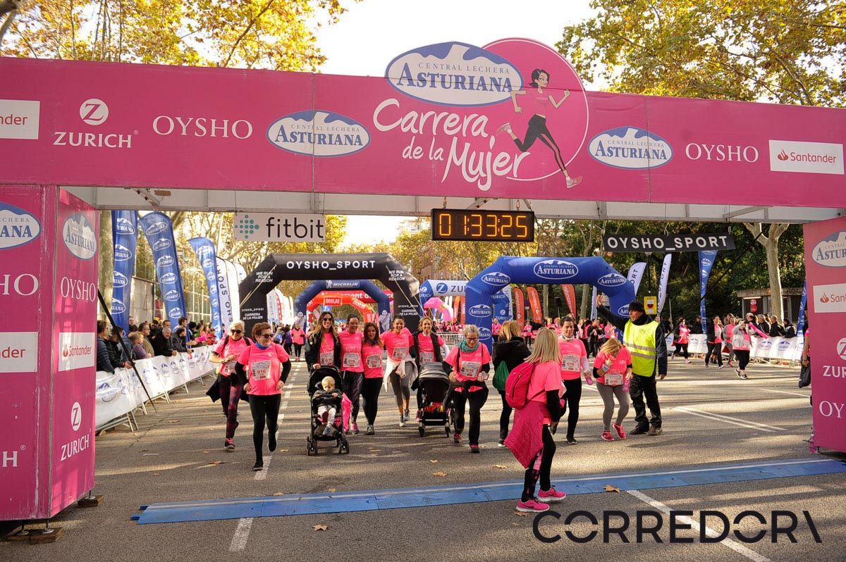 Llegada de la Carrera de la Mujer de Barcelona (ARCO IZQUIERDO 78)