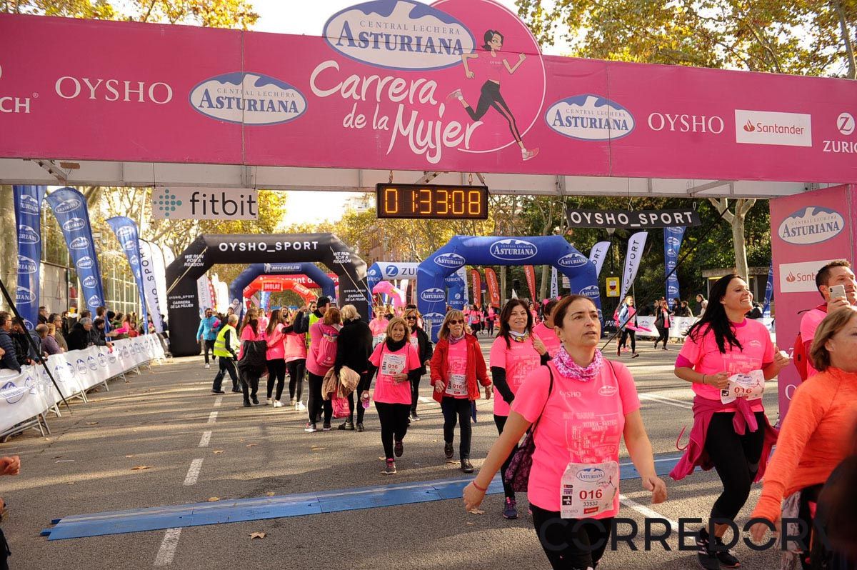Llegada de la Carrera de la Mujer de Barcelona (ARCO IZQUIERDO 77)