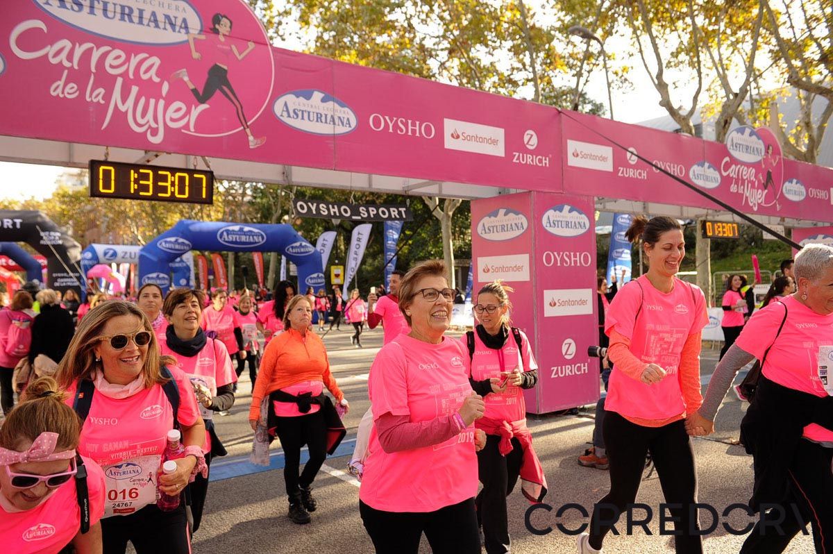 Llegada de la Carrera de la Mujer de Barcelona (ARCO IZQUIERDO 77)