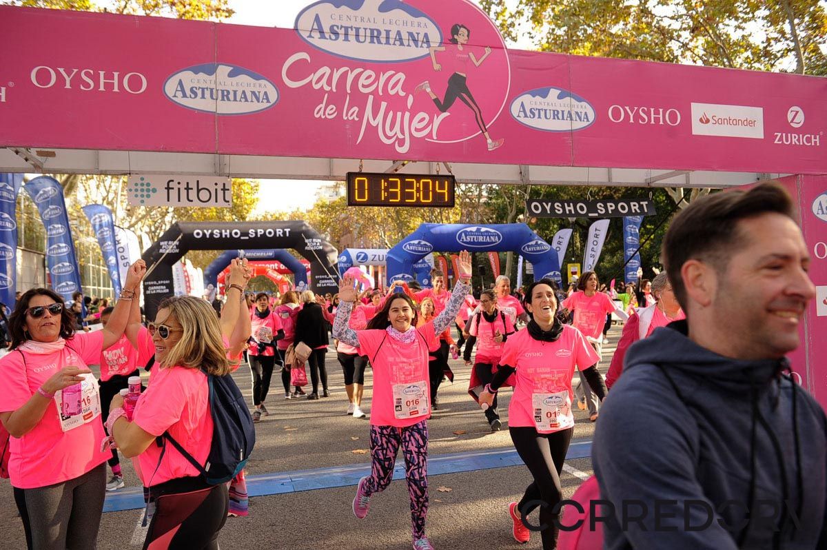 Llegada de la Carrera de la Mujer de Barcelona (ARCO IZQUIERDO 77)