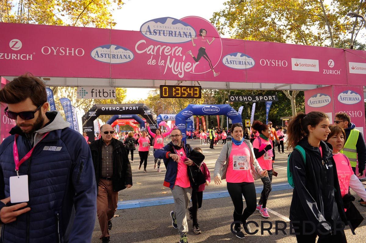 Llegada de la Carrera de la Mujer de Barcelona (ARCO IZQUIERDO 80)