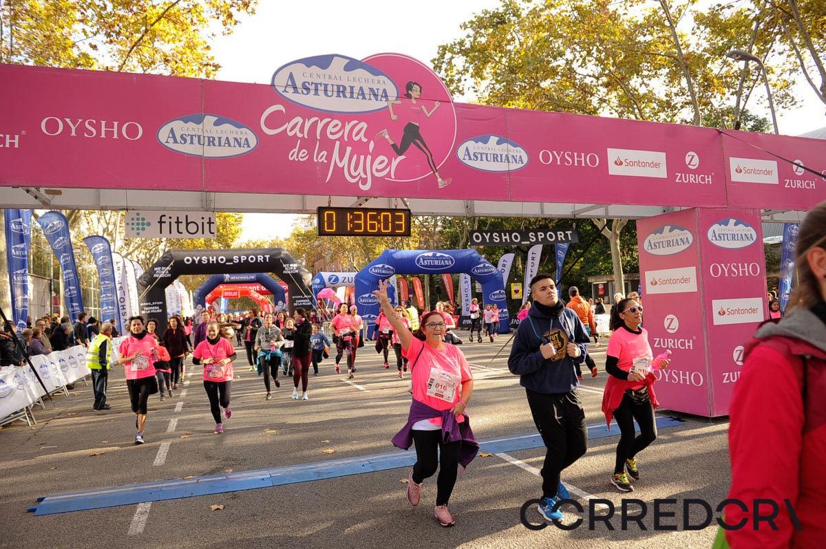 Llegada de la Carrera de la Mujer de Barcelona (ARCO IZQUIERDO 81)