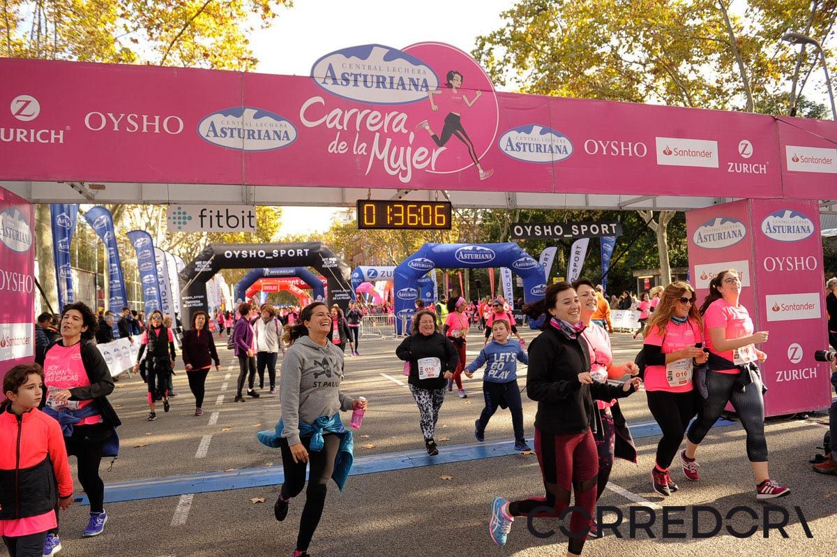 Llegada de la Carrera de la Mujer de Barcelona (ARCO IZQUIERDO 81)