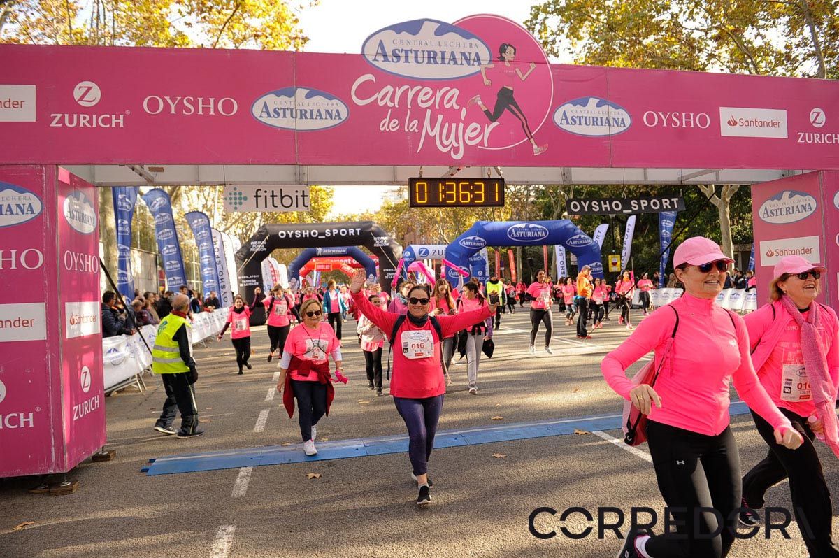 Llegada de la Carrera de la Mujer de Barcelona (ARCO IZQUIERDO 82)