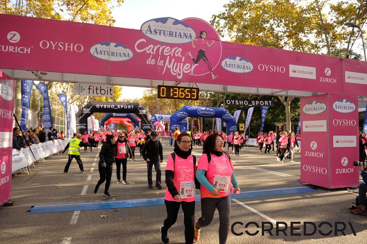 Llegada de la Carrera de la Mujer de Barcelona (ARCO IZQUIERDO 82)