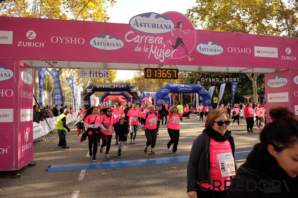 Llegada de la Carrera de la Mujer de Barcelona (ARCO IZQUIERDO 82)