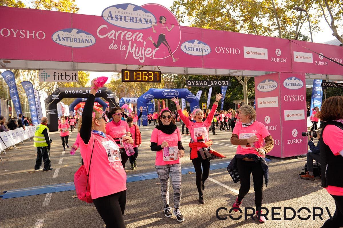 Llegada de la Carrera de la Mujer de Barcelona (ARCO IZQUIERDO 82)