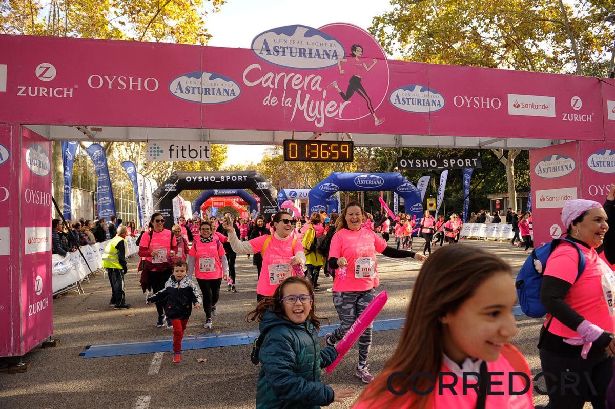 Llegada de la Carrera de la Mujer de Barcelona (ARCO IZQUIERDO 82)