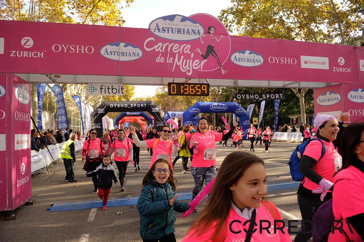 Llegada de la Carrera de la Mujer de Barcelona (ARCO IZQUIERDO 82)