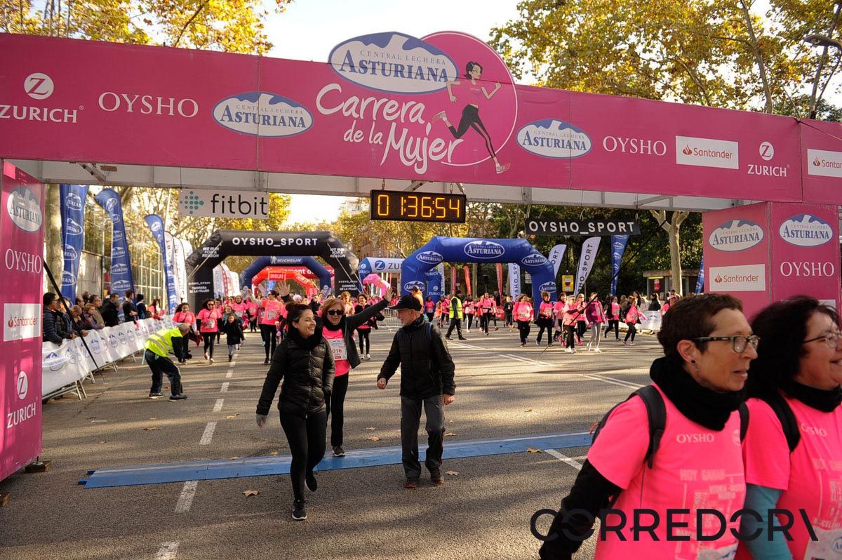 Llegada de la Carrera de la Mujer de Barcelona (ARCO IZQUIERDO 82)