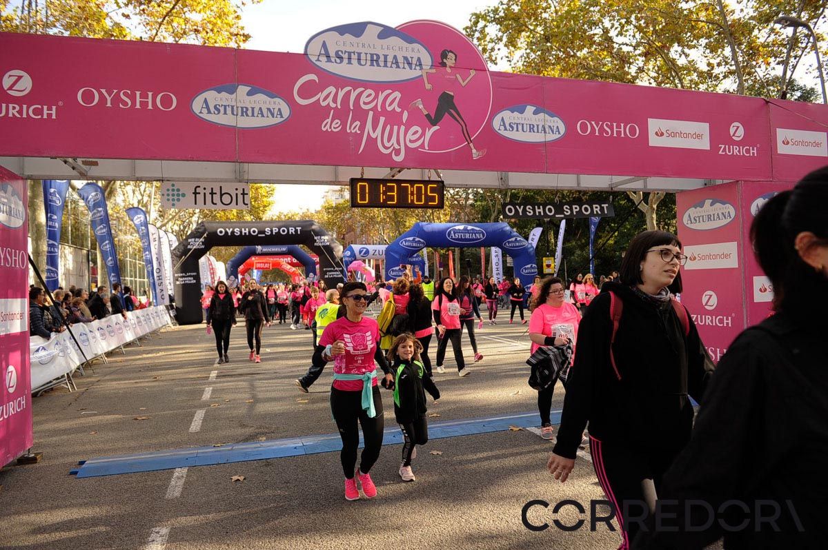 Llegada de la Carrera de la Mujer de Barcelona (ARCO IZQUIERDO 83(