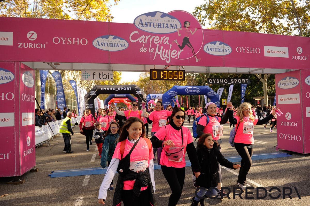 Llegada de la Carrera de la Mujer de Barcelona (ARCO IZQUIERDO 82)