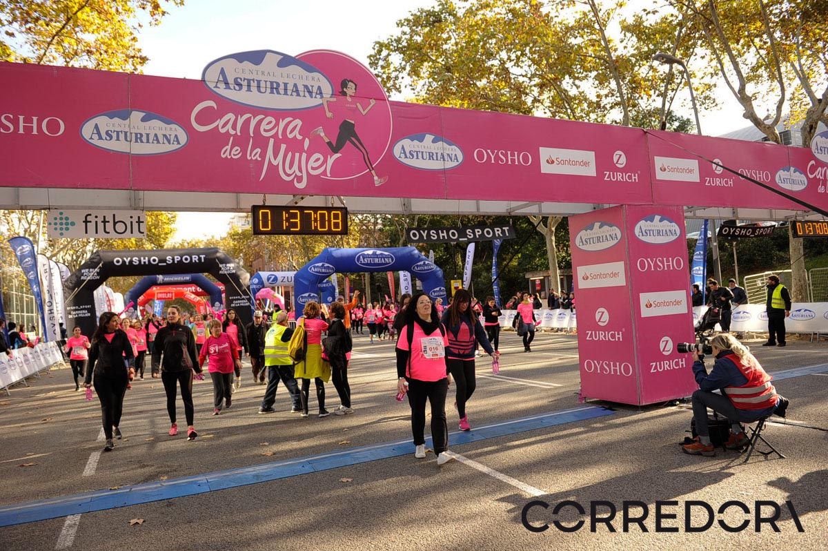 Llegada de la Carrera de la Mujer de Barcelona (ARCO IZQUIERDO 83(