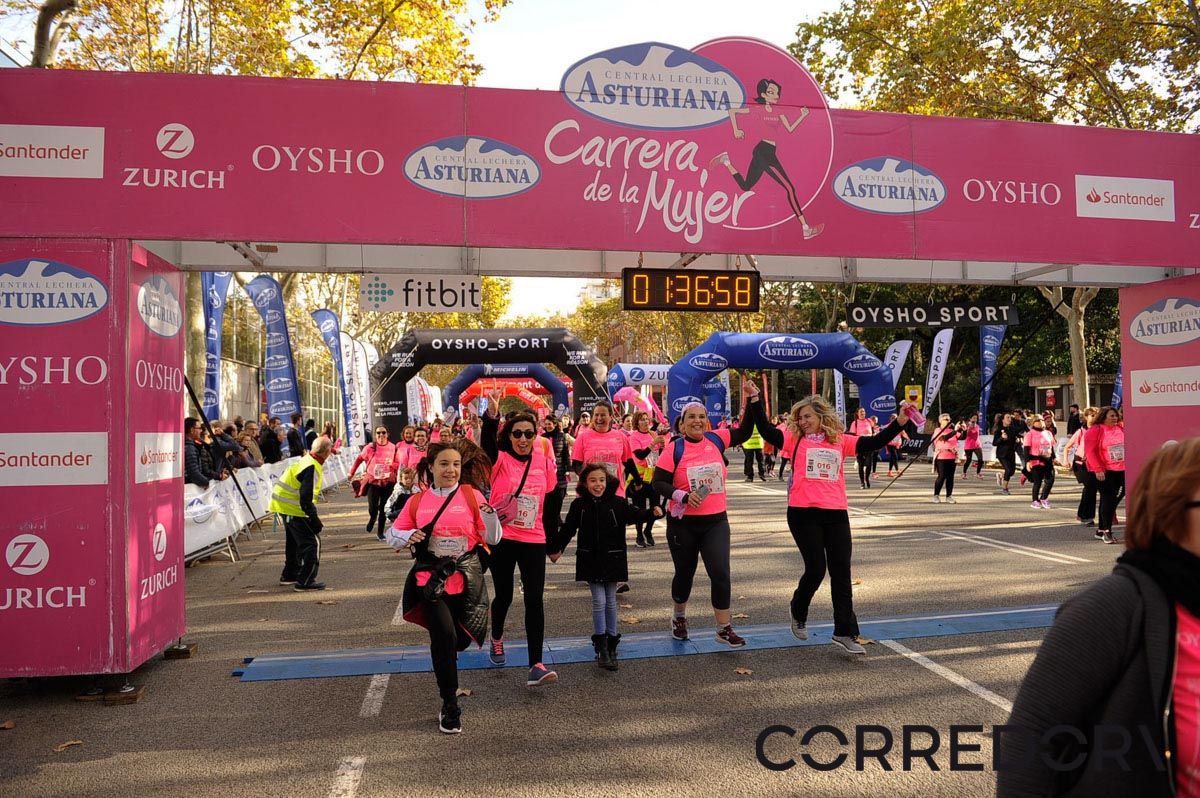 Llegada de la Carrera de la Mujer de Barcelona (ARCO IZQUIERDO 82)