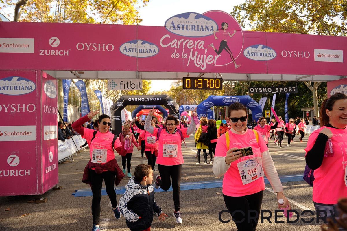 Llegada de la Carrera de la Mujer de Barcelona (ARCO IZQUIERDO 83(