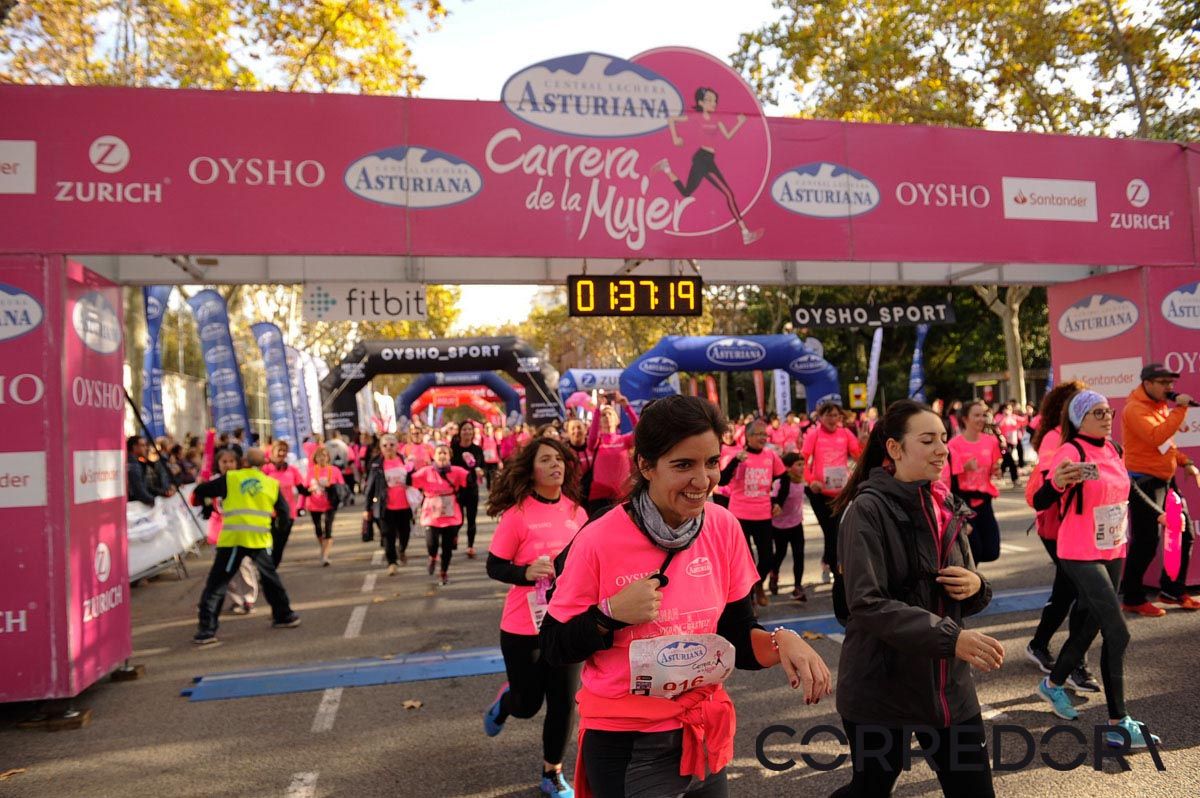 Llegada de la Carrera de la Mujer de Barcelona (ARCO IZQUIERDO 83(