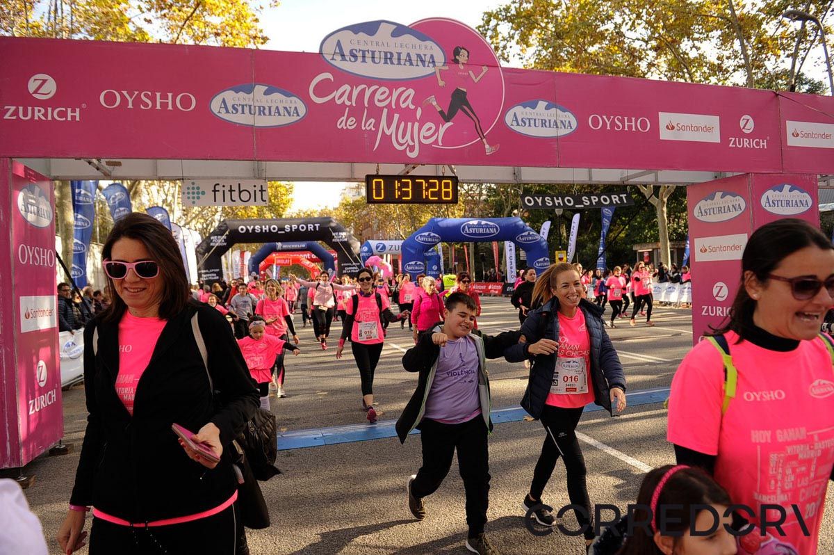Llegada de la Carrera de la Mujer de Barcelona (ARCO IZQUIERDO 84)