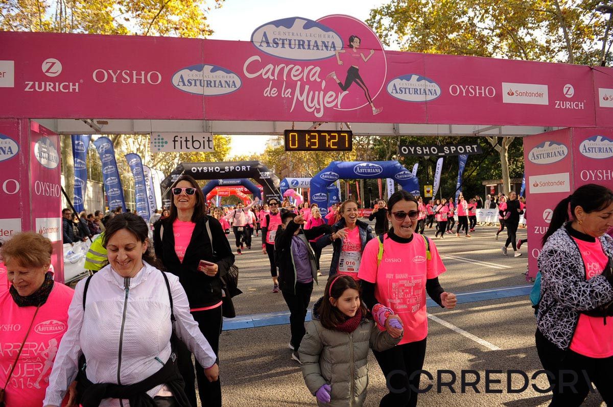 Llegada de la Carrera de la Mujer de Barcelona (ARCO IZQUIERDO 84)