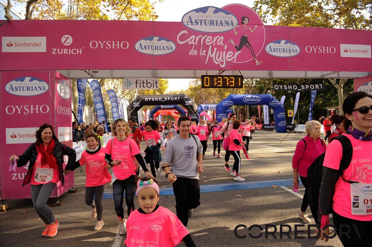 Llegada de la Carrera de la Mujer de Barcelona (ARCO IZQUIERDO 84)