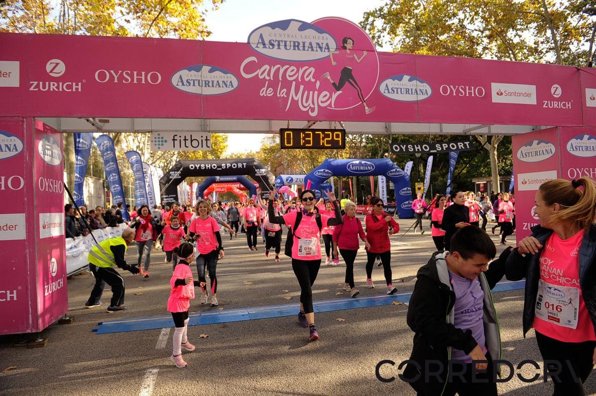 Llegada de la Carrera de la Mujer de Barcelona (ARCO IZQUIERDO 84)