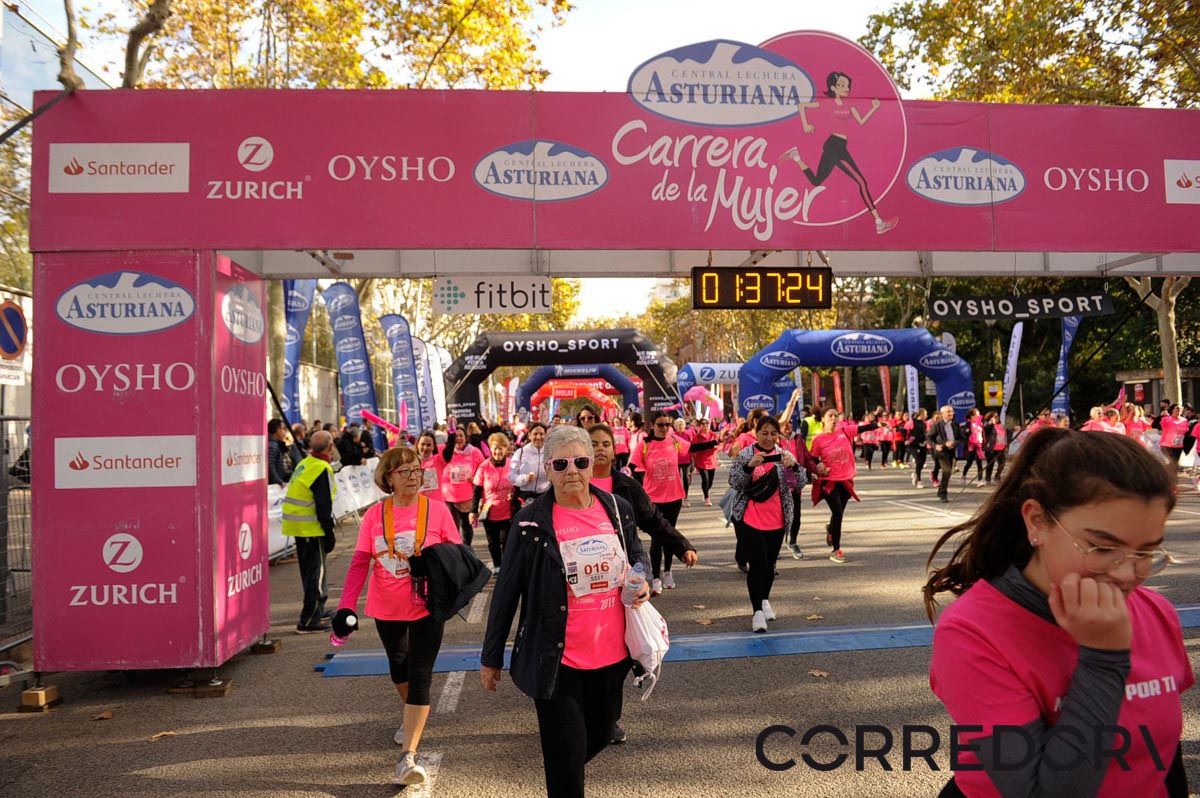 Llegada de la Carrera de la Mujer de Barcelona (ARCO IZQUIERDO 83(