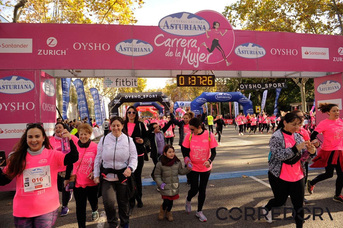 Llegada de la Carrera de la Mujer de Barcelona (ARCO IZQUIERDO 84)