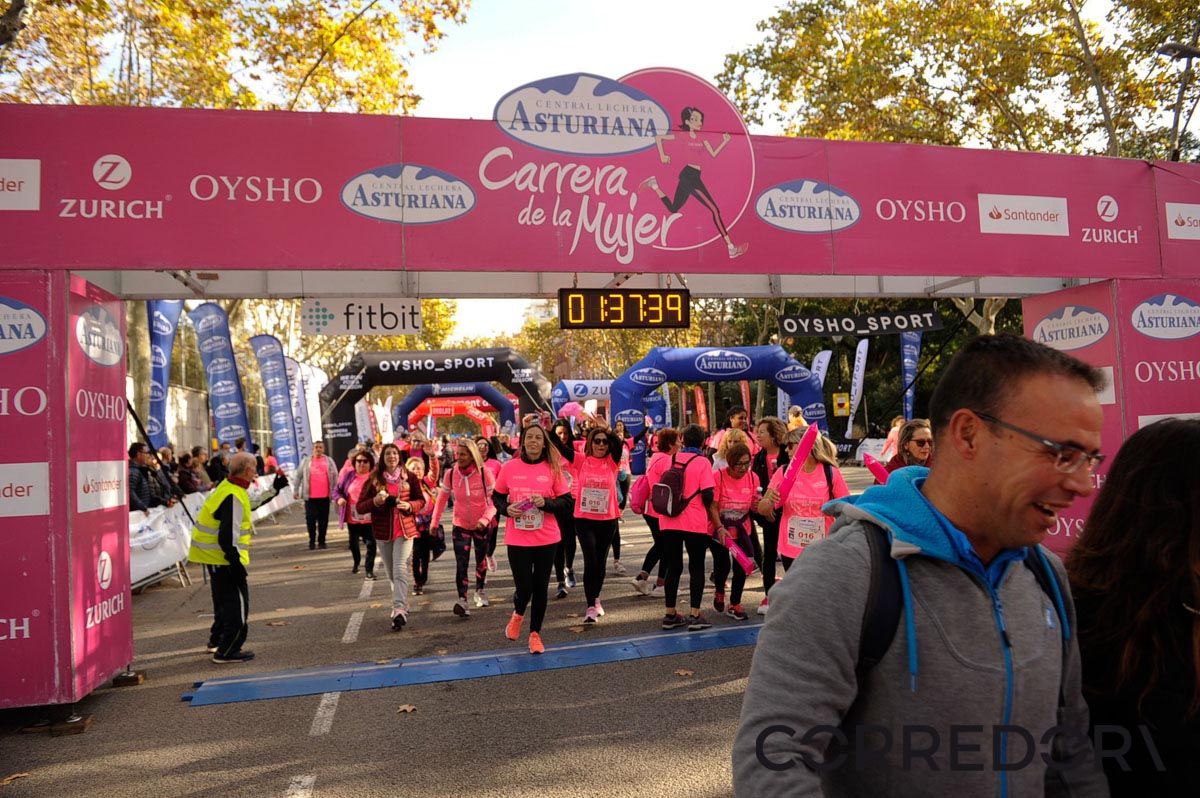 Llegada de la Carrera de la Mujer de Barcelona (ARCO IZQUIERDO 84)