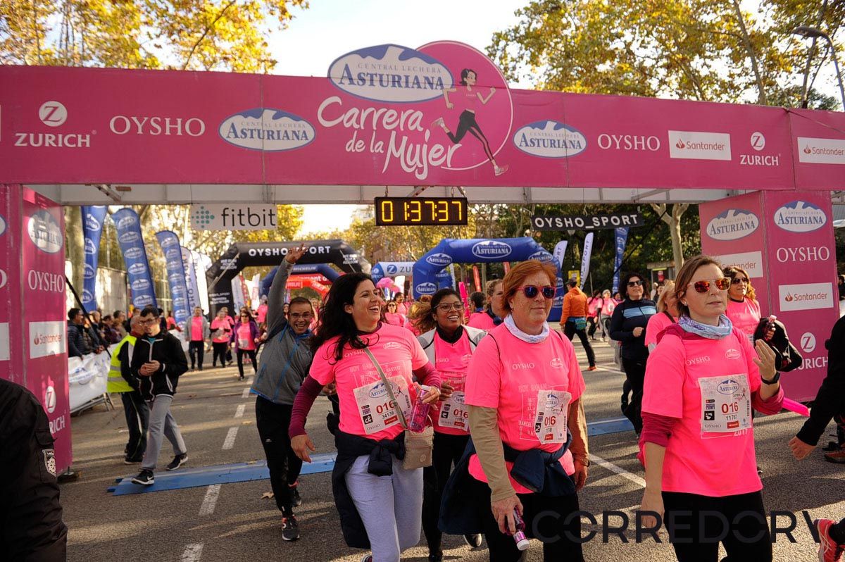 Llegada de la Carrera de la Mujer de Barcelona (ARCO IZQUIERDO 84)