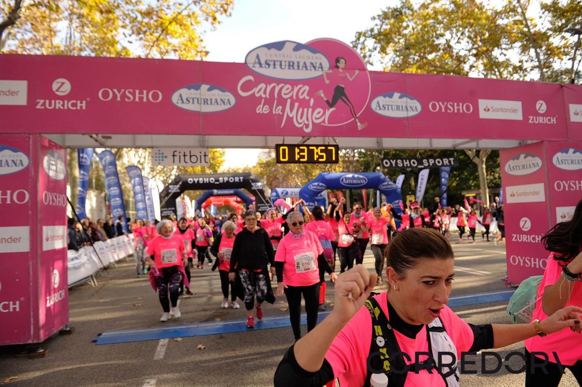 Llegada de la Carrera de la Mujer de Barcelona (ARCO IZQUIERDO 84)