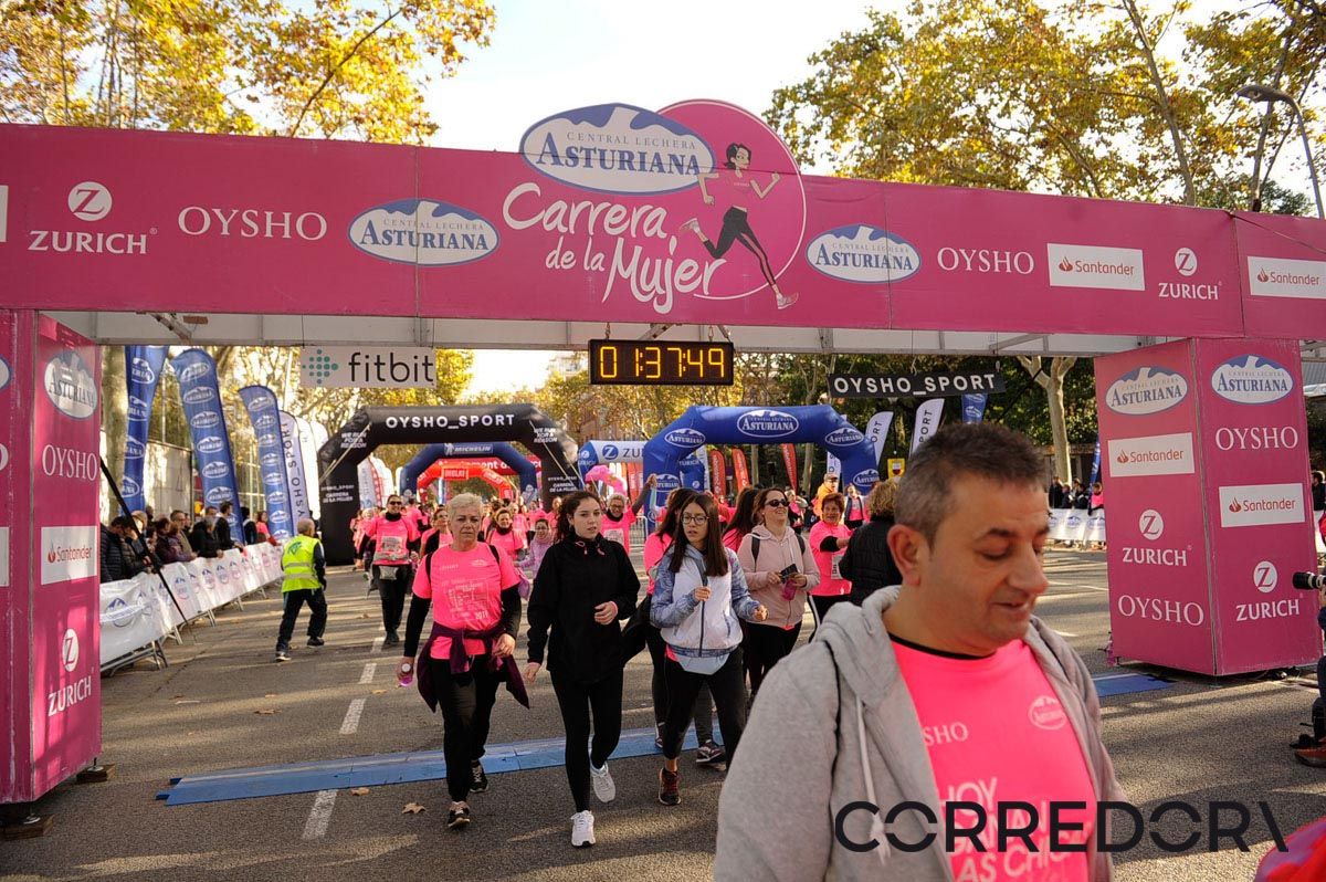 Llegada de la Carrera de la Mujer de Barcelona (ARCO IZQUIERDO 84)