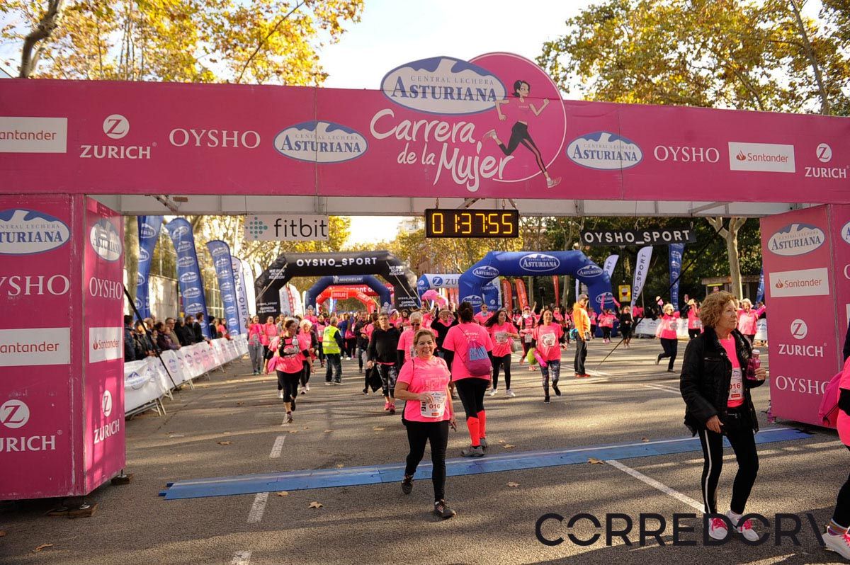 Llegada de la Carrera de la Mujer de Barcelona (ARCO IZQUIERDO 84)