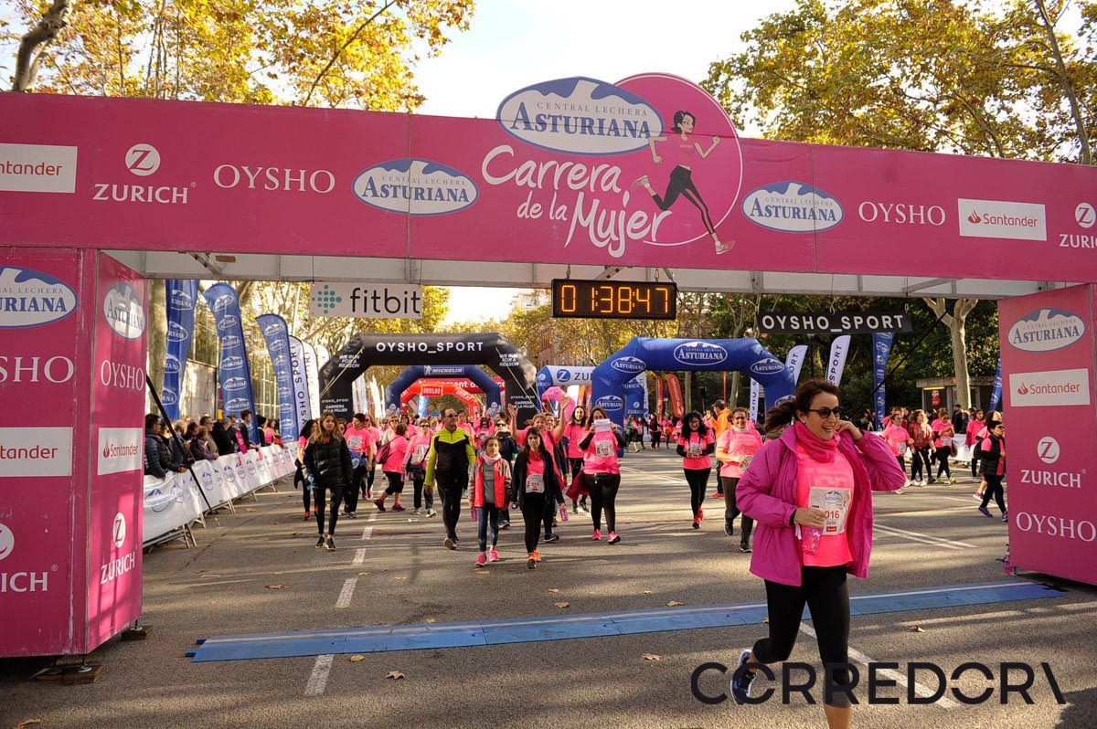 Llegada de la Carrera de la Mujer de Barcelona (ARCO IZQUIERDO 86)