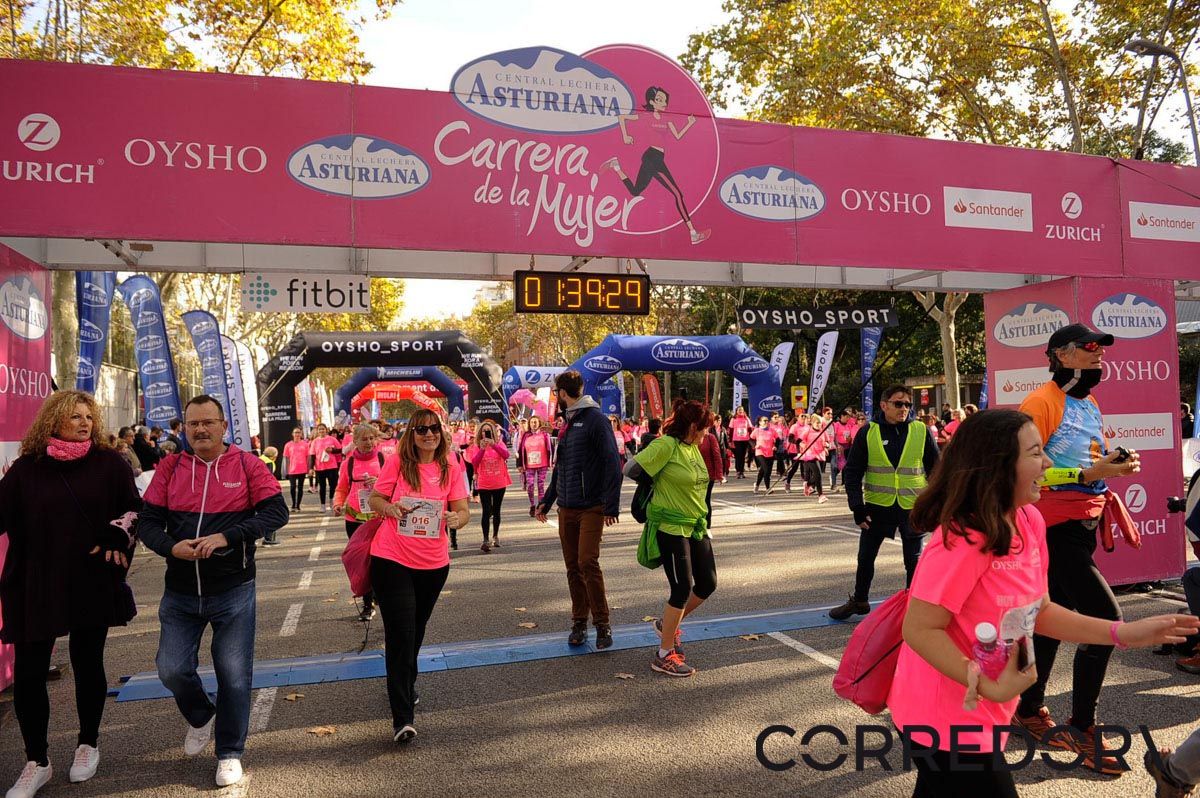 Llegada de la Carrera de la Mujer de Barcelona (ARCO IZQUIERDO 87)